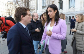 ep martinez-almeida junto a la vicealcaldesa de begona villacis minutos antes de iniciar el minuto
