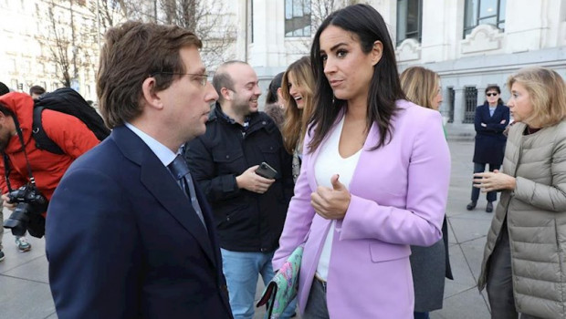 ep martinez-almeida junto a la vicealcaldesa de begona villacis minutos antes de iniciar el minuto
