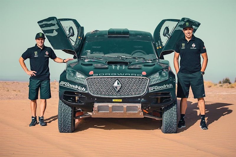 ep nani roma y su copiloto dani oliveras con el coche con el que disputaran el dakar de 2020