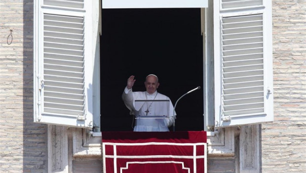 ep papa oficiando el angelusbalconpalacio apostolicola plazasan pedrovaticano imagen21julio2019