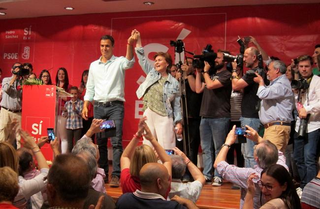 Pedro Sánchez, junto a Carmen Calvo, saluda a los asistentes en el encuentro. | EUROPA PRESS ep pedro sanchez juntocarmen calvo saludalos asistentesencuentro