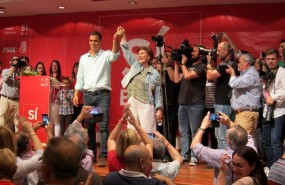 ep pedro sanchez juntocarmen calvo saludalos asistentesencuentro