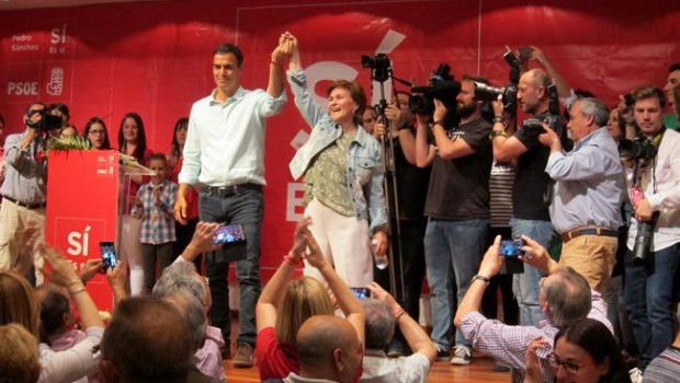 ep pedro sanchez juntocarmen calvo saludalos asistentesencuentro