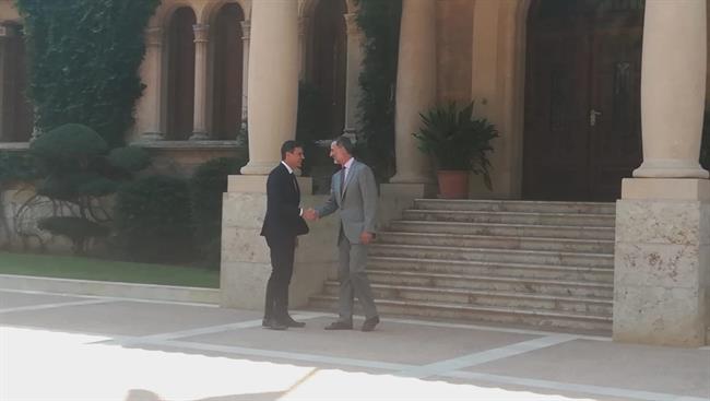 Pedro Sánchez saluda al Rey Felipe VI al llegar al Palacio de Marivent | EUROPA PRESS ep pedro sanchez saludarey felipe villegarpalaciomarivent