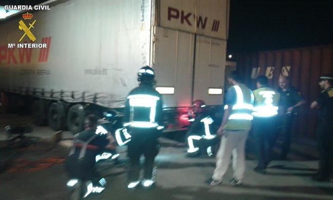 Rescatan a tres inmigrantes ocultos en una batea en Melilla | EUROPA PRESS/GUARDIA CIVIL ep rescatantres inmigrantes ocultosuna bateamelilla