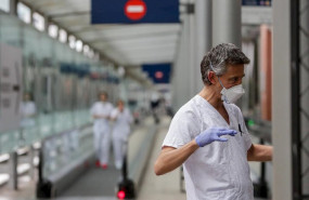 ep sanitario protegido con una mascarilla y guantes de proteccion en el hospital temporal de la