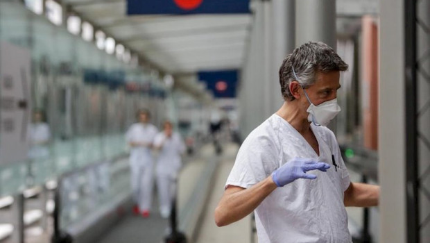 ep sanitario protegido con una mascarilla y guantes de proteccion en el hospital temporal de la
