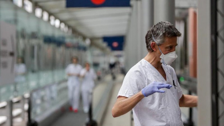 ep sanitario protegido con una mascarilla y guantes de proteccion en el hospital temporal de la