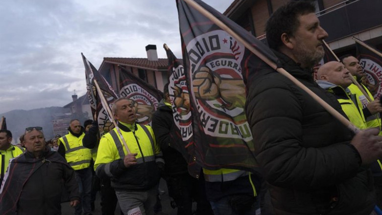 Trabajadores de la plantilla de Tubos Reunidos durante una manifestación el 20 de febrero de este año en Amurrio (Álava). | Iñaki Berasaluce - Europa Press ep trabajadores de la plantilla de tubos reunidos durante una manifestacion el 20 de febrero de este