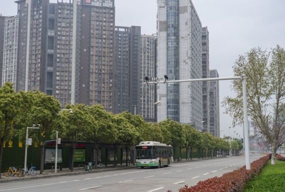 ep un autobus en las calles de wuhan