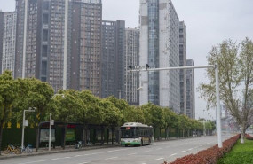 ep un autobus en las calles de wuhan