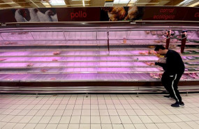 ep un hombre coge productos en los refrigeradores de un supermercado de madrid pocos minutos despues