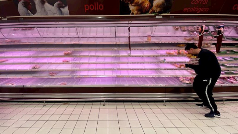 Un hombre coge productos en los refrigeradores de un supermercado de Madrid pocos minutos después de la declaración del Estado de Alarma que ha hecho el presidente del Gobierno, Pedro Sánchez, ante el avance del coronavirus, en Madrid (España), a 13 de ma | Eduardo Parra - Europa Press ep un hombre coge productos en los refrigeradores de un supermercado de madrid pocos minutos despues