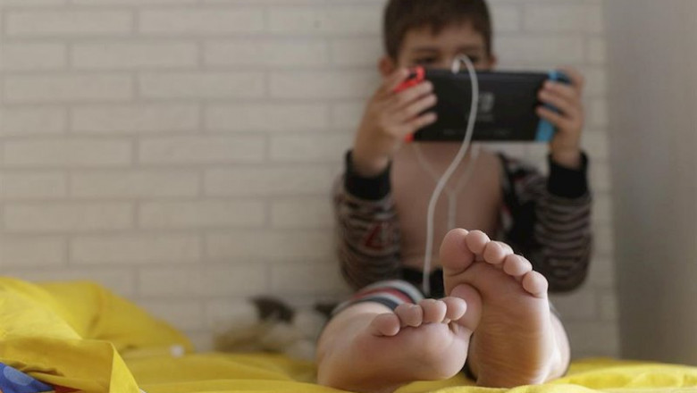 ep un nino de 8 anos juega y habla con sus amigos a traves de una videoconsola en madrid espana a 12 ep un nino de 8 anos juega y habla con sus amigos a traves de una videoconsola en madrid espana a 12