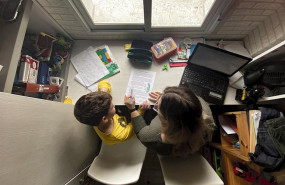 ep un nino estudia y hace los deberes en casa con la ayuda de su madre en madrid espana a 15 de