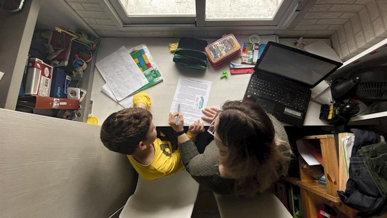 ep un nino estudia y hace los deberes en casa con la ayuda de su madre en madrid espana a 15 de