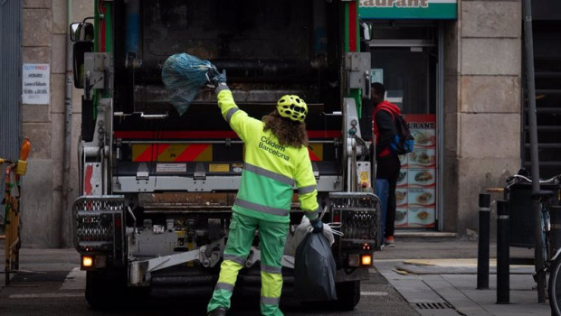 ep una persona del servicio municipal de limpieza recoge basura en el barrio del raval a 12 de