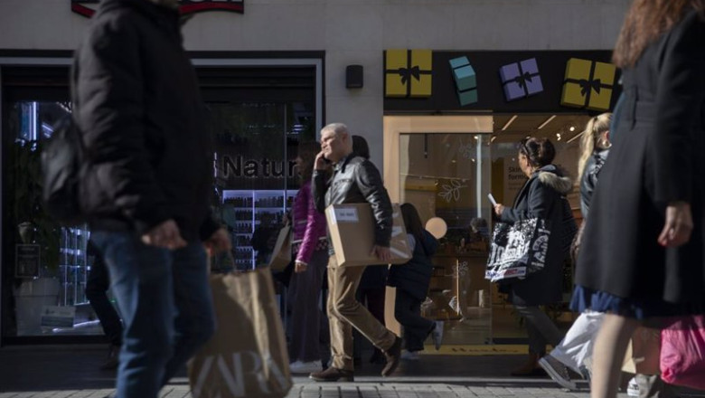 ep varias personas con bolsas de la compra en las rebajas de invierno de este ano ep varias personas con bolsas de la compra en las rebajas de invierno de este ano