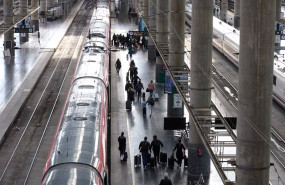 ep varias personas en una de las vias de la estacion puerta de atocha almudena grandes