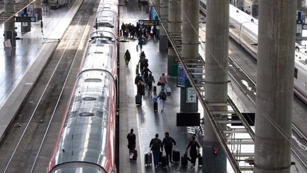 ep varias personas en una de las vias de la estacion puerta de atocha almudena grandes