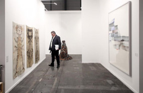 ep visitantes visualizan las obras distribuidas en el recinto de ifema en esta jornada de apertura