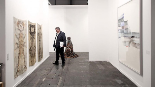 ep visitantes visualizan las obras distribuidas en el recinto de ifema en esta jornada de apertura