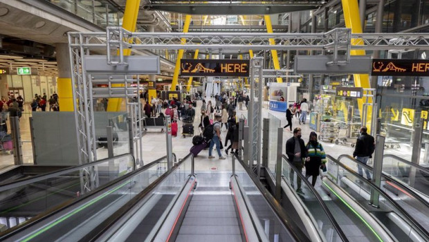 ep vista general de la terminal t 4 del aeropuerto adolfo suarez madrid barajas a 13 de abril de