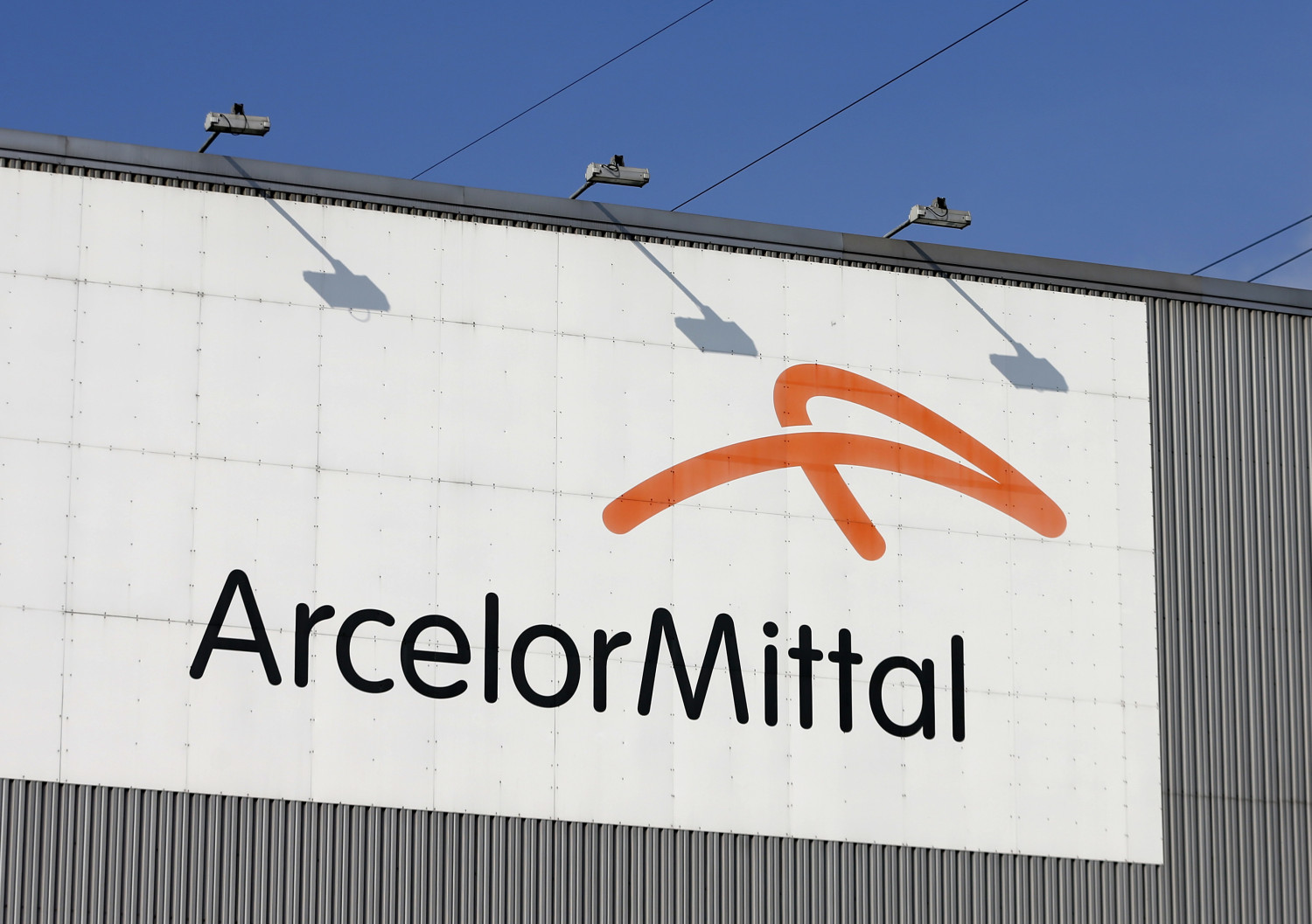 le logo de l usine siderurgique arcelormittal a seraing 