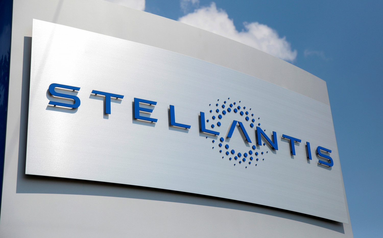 stellantis aura besoin de plus de deux gigafactories de batteries annonce tavares 