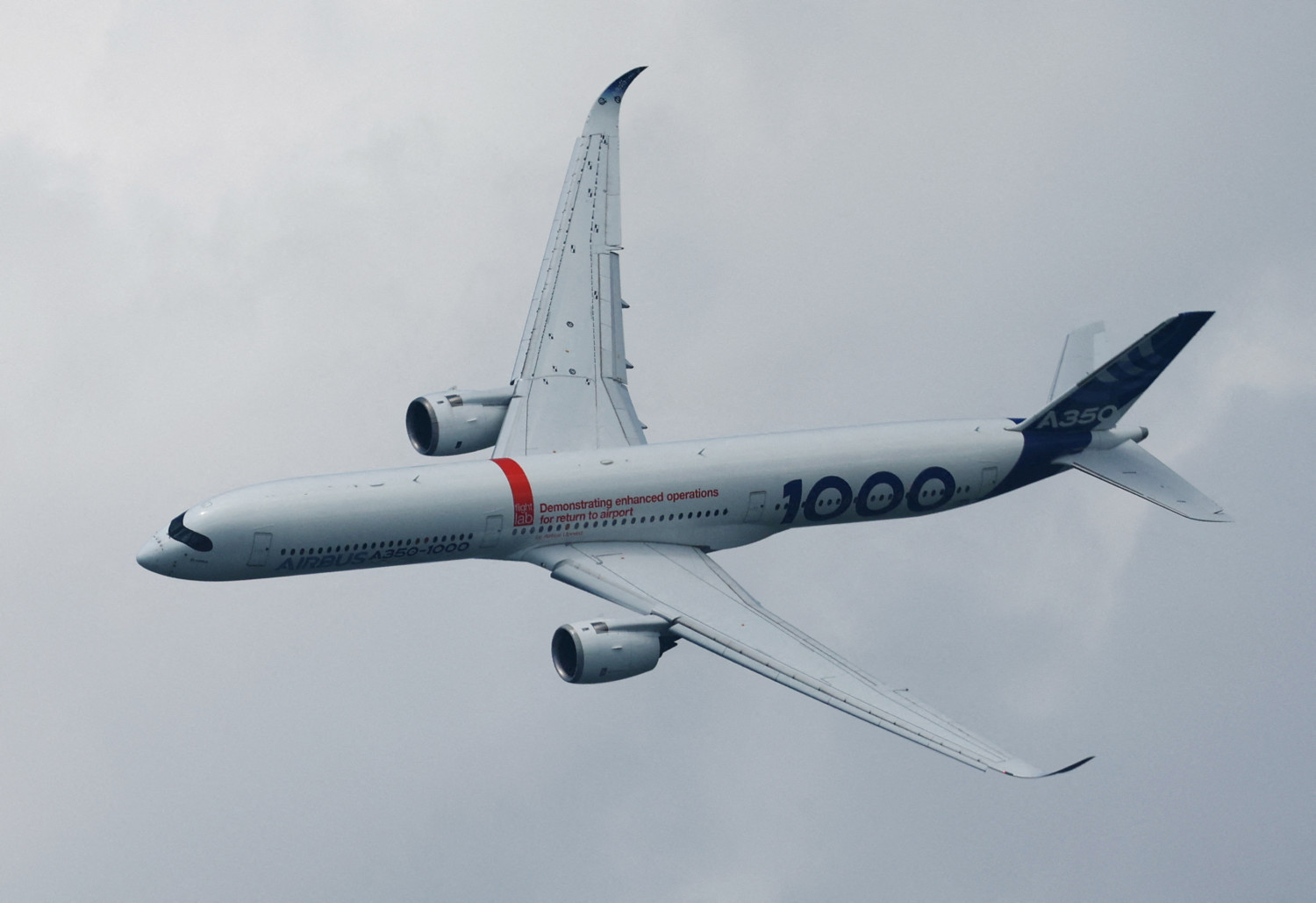 un airbus a350 1000 lors d une demonstration aerienne a singapour 20240906074723 