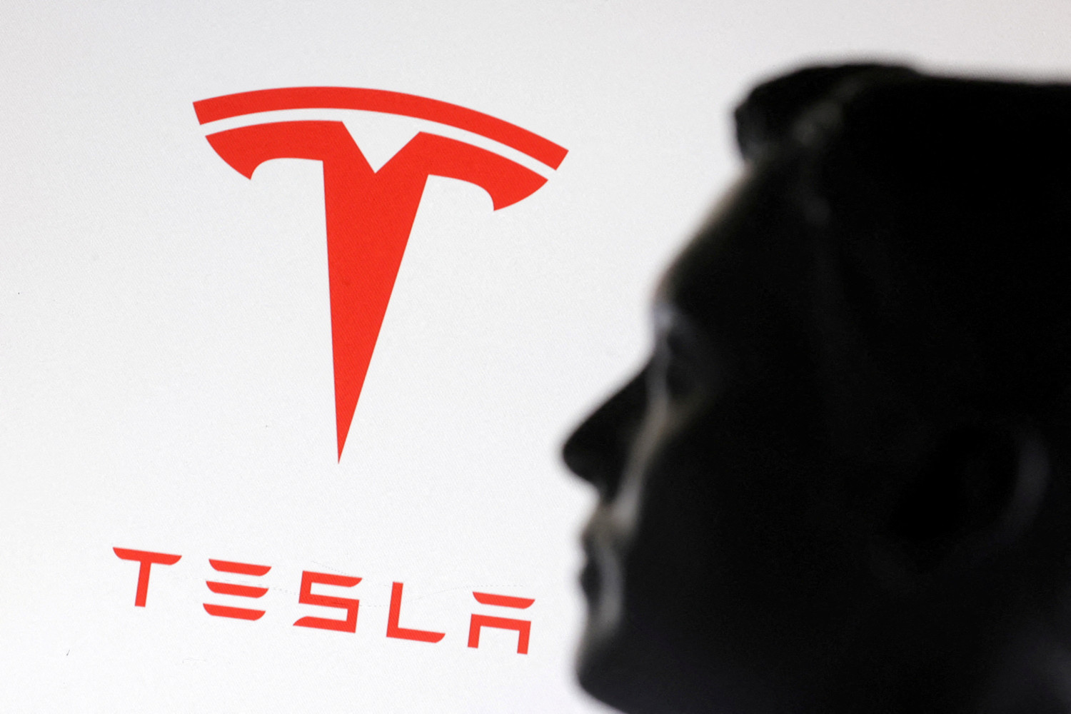 Tesla rebota tras su desplome y trata de arrancar en la guerra entre Musk y Trump