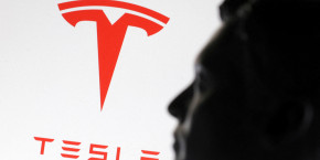une illustration montre un modele miniature imprime en 3d d elon musk et du logo tesla 20250606124337 