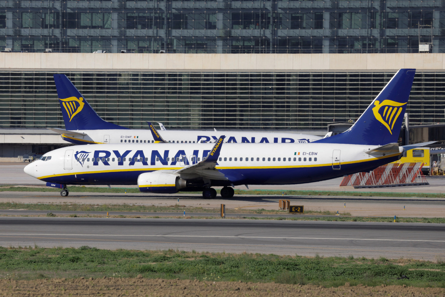deux boeing 737 8as de la compagnie aerienne ryanair a malaga 