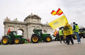 ep agricultores cortan el paso en la puerta de alcala durante la decimosexta jornada de protestas de