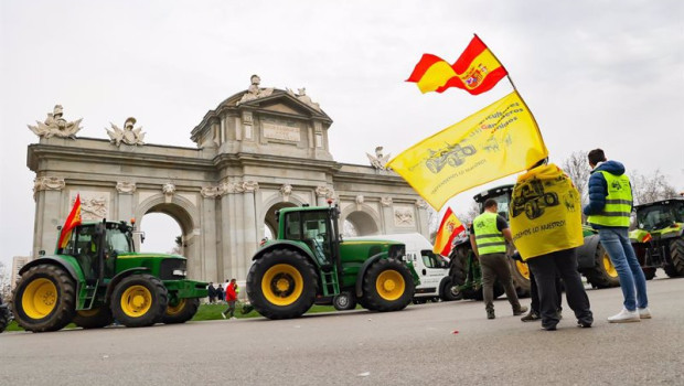 ep agricultores cortan el paso en la puerta de alcala durante la decimosexta jornada de protestas de