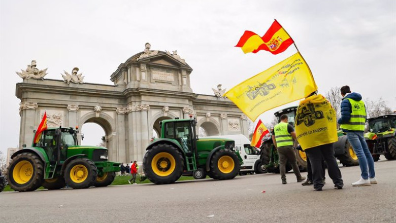 ep agricultores cortan el paso en la puerta de alcala durante la decimosexta jornada de protestas de ep agricultores cortan el paso en la puerta de alcala durante la decimosexta jornada de protestas de