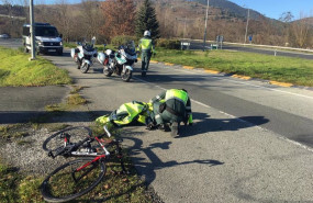 ep archivo   agentes de la guardia civil atiende a un ciclista herido