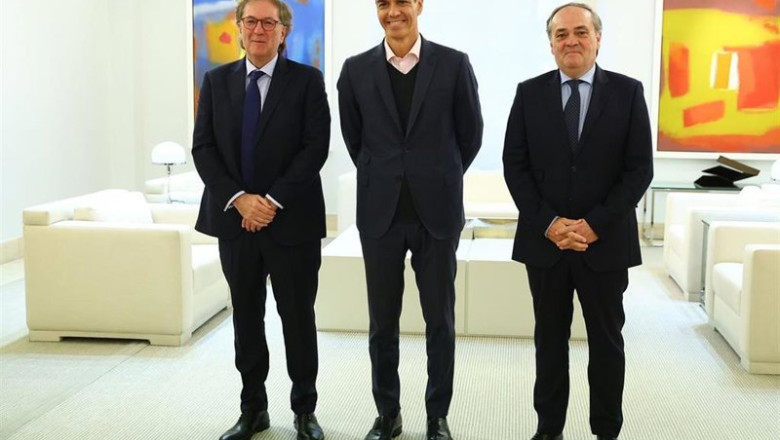 Archivo - De izquierda a derecha: el vicepresidente de Sapa Placencia, Ibon Aperribay, el presidente del Gobierno, Pedro Sánchez, y el consejero delegado de Sapa Placencia, Jokin Aperribay, a 3 de noviembre de 2025, en La Moncloa (Madrid, España). | POOL MONCLOA/FERNANDO CALVO - Archivo ep archivo de izquierda a derecha el vicepresidente de sapa placencia ibon aperribay el presidente
