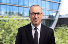 ep archivo   el consejero delegado de bbva onur gen frente al edificio de la vela en madrid