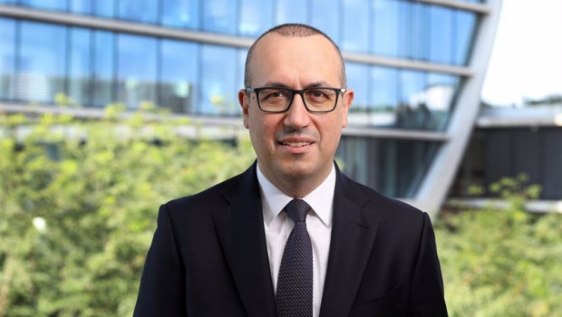 ep archivo   el consejero delegado de bbva onur gen frente al edificio de la vela en madrid