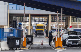 ep archivo   el primer camion que pasa por la aduana comercial de ceuta a 21 de febrero de 2025 en