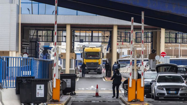 ep archivo   el primer camion que pasa por la aduana comercial de ceuta a 21 de febrero de 2025 en