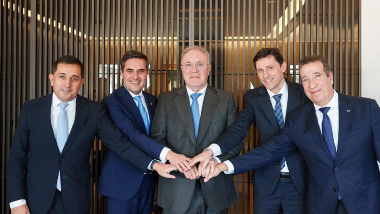 ep archivo   foto del los representantes del consorcio vasco que han firmado un principio de acuerdo