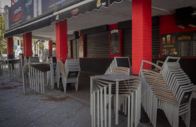 ep archivo   sillas y mesas apiladas en la terraza de un bar a 30 de abril de 2020