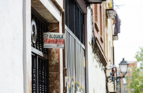 ep archivo   un cartel para alquilar una vivienda en un portal del distrito de embajadores madrid