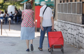 ep archivo   un matrimonio de pensionistas caminando con un carro de la compra