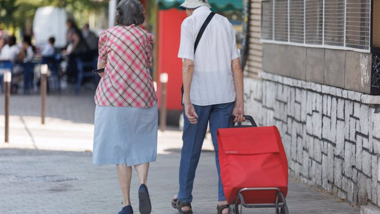 ep archivo un matrimonio de pensionistas caminando con un carro de la compra ep archivo un matrimonio de pensionistas caminando con un carro de la compra