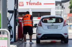 ep archivo un pasajero reposta en una gasolinera ep archivo un pasajero reposta en una gasolinera