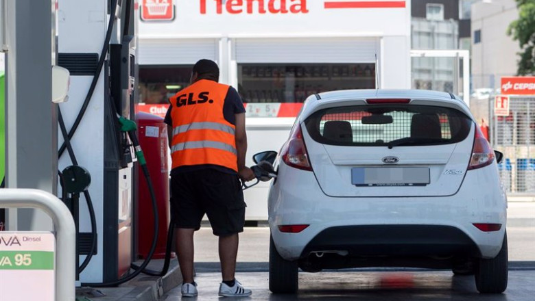 Archivo - Un pasajero reposta en una gasolinera. | Alberto Ortega - Europa Press - Archivo ep archivo un pasajero reposta en una gasolinera