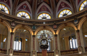 ep archivo   un reloj en el interior de la una de las instalaciones del palacio de la bolsa de